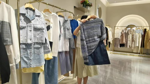 杭派品牌折扣女裝IM27 秋款風(fēng)衣連衣裙工廠(chǎng)直批優(yōu)勢(shì)解析